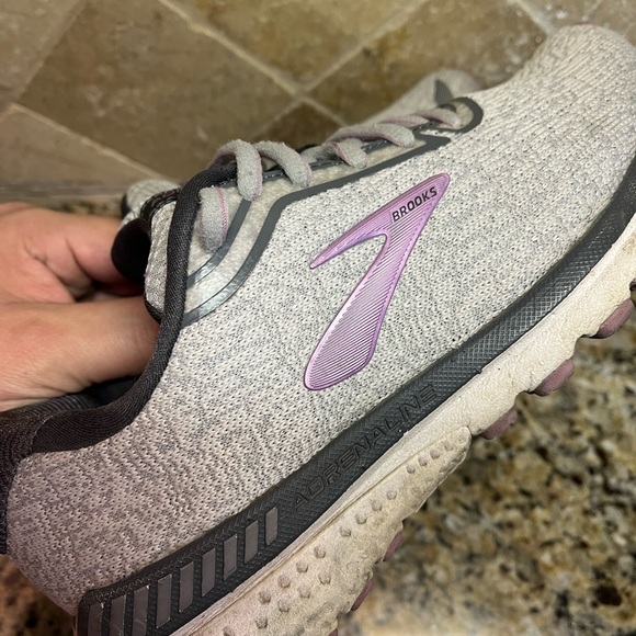 Women’s Brooks running shoes - Picture 6 of 8